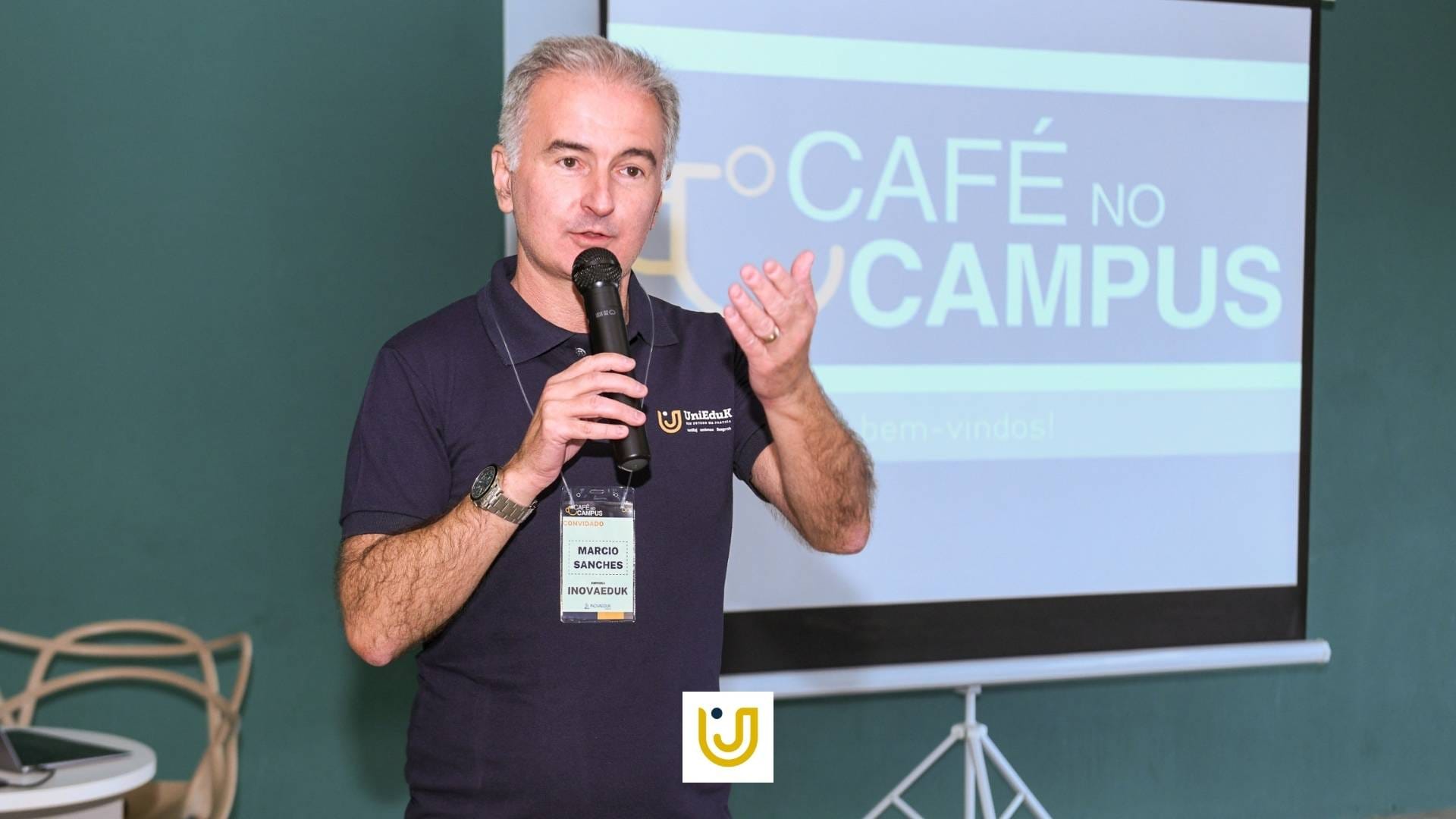 Diretor do InovaEduK durante Café no Campus
